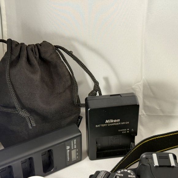 Nikon D5100 DSLR Camera Kit - Picture 2 of 16